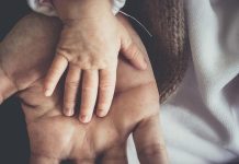 Юрист напомнил, что грозит оставившим ребенка дома одного родителям