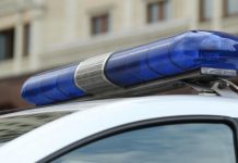 Курьер нашел голую двухлетнюю девочку в подъезде дома в Тюмени