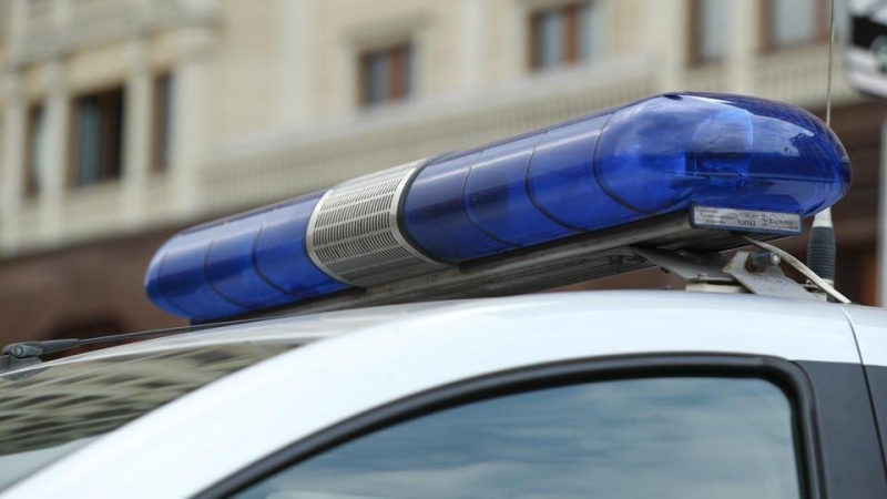 Курьер нашел голую двухлетнюю девочку в подъезде дома в Тюмени