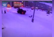 Мальчик съехал с горки и попал под колеса грузовика под Мурманском