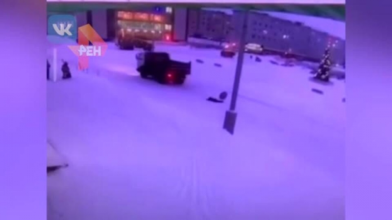 Мальчик съехал с горки и попал под колеса грузовика под Мурманском