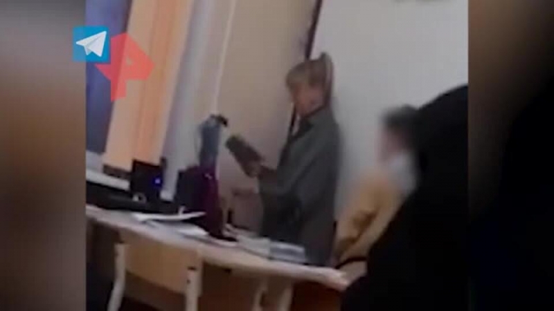 Полиция начала проверку после видео, где педагог дает пощечину ученику