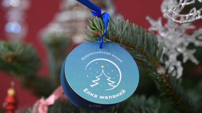 Приглашенная Путиным в Москву девочка посетила шоу "Лебединое озеро"