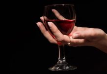 Семимесячный малыш получил ожоги, пока его мать находилась в запое