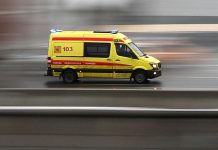 Стойка для освещения упала на ребенка во время спектакля в Москве