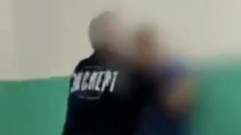 В Хабаровске учитель избил ученика из-за шариковой ручки