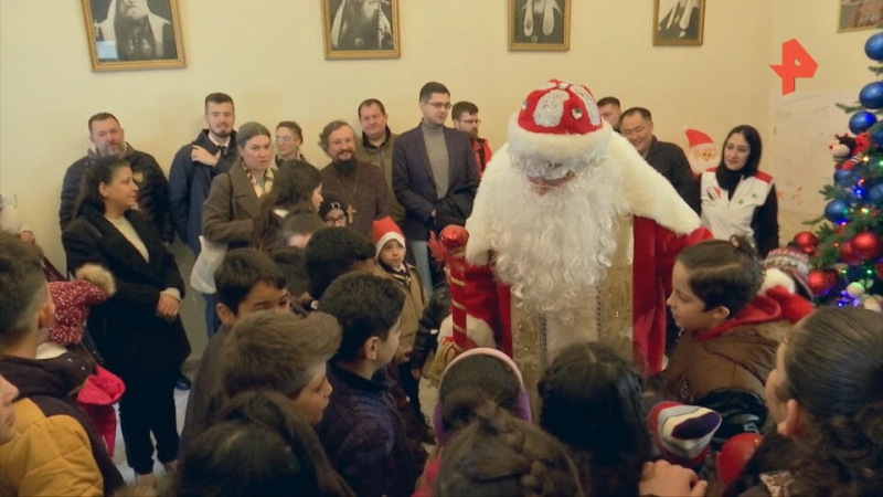 Валуев стал дедом Морозом для сирийских детей