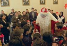 Валуев стал дедом Морозом для сирийских детей