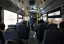 Водитель автобуса высадил школьницу возле кладбища «за курение»