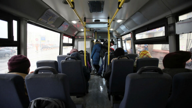 Водитель автобуса высадил школьницу возле кладбища "за курение"