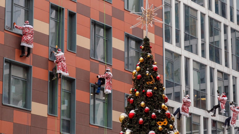 Взвод Дедов Морозов десантировался в Морозовской детской больнице