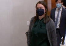 Американка закрыла сына в багажнике авто, чтобы не заразиться COVID