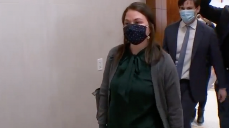 Американка закрыла сына в багажнике авто, чтобы не заразиться COVID