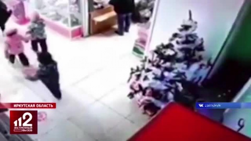 Четыре малыша сбежали из детского сада за сладостями в торговый центр