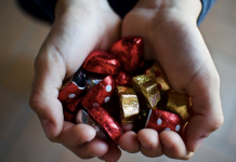 Четыре малыша сбежали из детского сада за сладостями в торговый центр