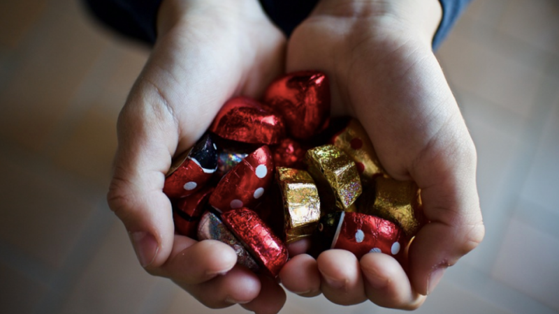 Четыре малыша сбежали из детского сада за сладостями в торговый центр