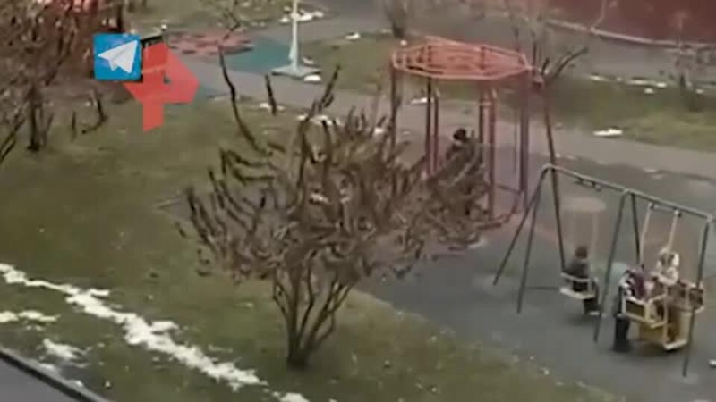 Дети в Алма-Ате играют на улице под звуки выстрелов