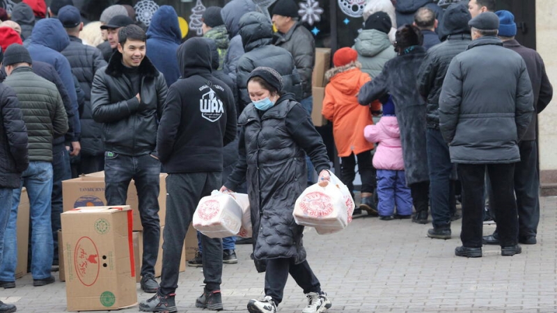 Дети в Алма-Ате играют на улице под звуки выстрелов