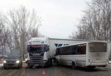 Грузовик столкнулся с маршруткой в Красноярске, пострадали 9 человек