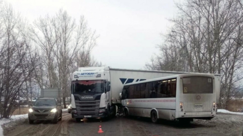 Грузовик столкнулся с маршруткой в Красноярске, пострадали 9 человек