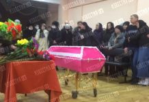 Кадры с прощания с девочкой, которую загрызли собаки в Забайкалье