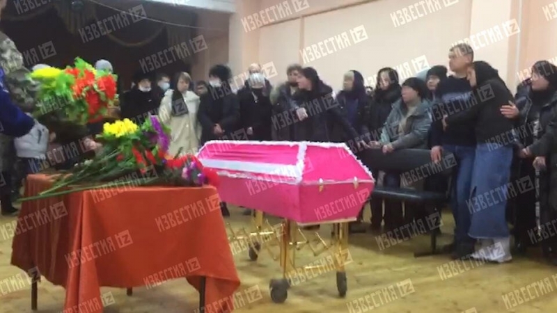 Кадры с прощания с девочкой, которую загрызли собаки в Забайкалье