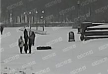 Камера сняла, как дети снегом потушили Вечный огонь в Петербурге