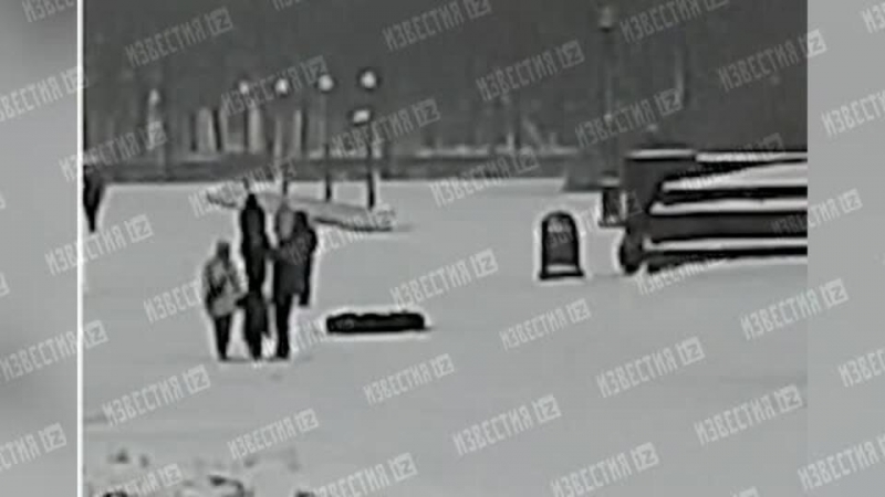 Камера сняла, как дети снегом потушили Вечный огонь в Петербурге