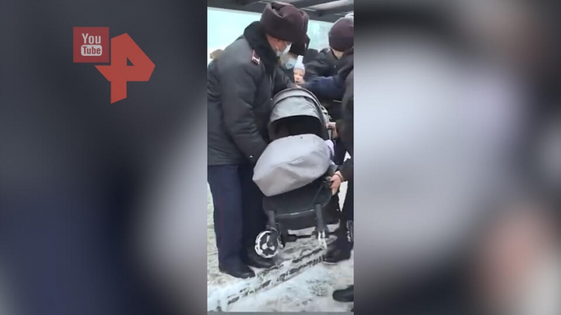 Мать с коляской оказалась на пути погромщиков в Алма-Ате