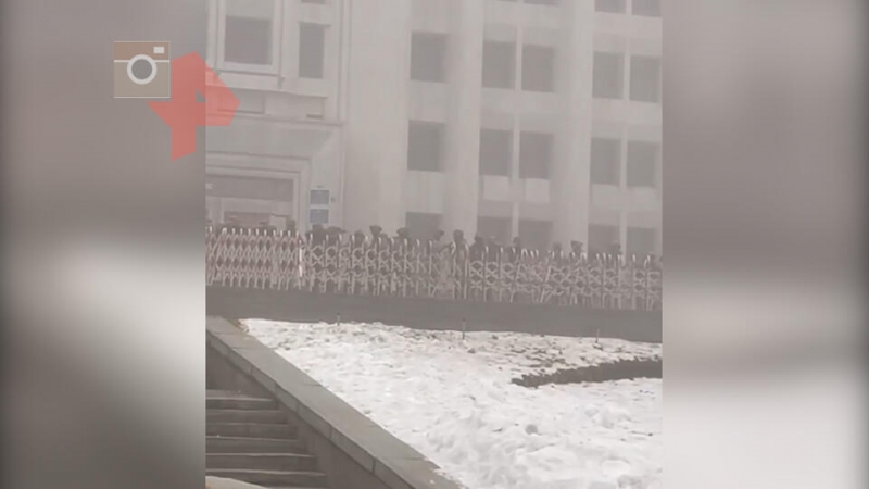 Мать с коляской оказалась на пути погромщиков в Алма-Ате