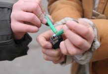 На Сахалине школьники повредили глаз ребенку петардой