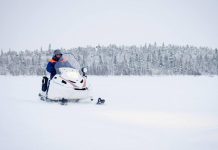 Пропавший под Мурманском снегоходчик с ребенком вышел на связь