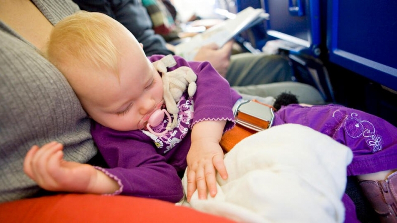 Путешествие с семьей: безопасно ли детям летать на самолетах