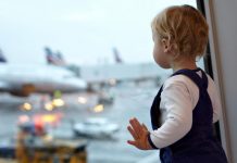 Путешествие с семьей: безопасно ли детям летать на самолетах