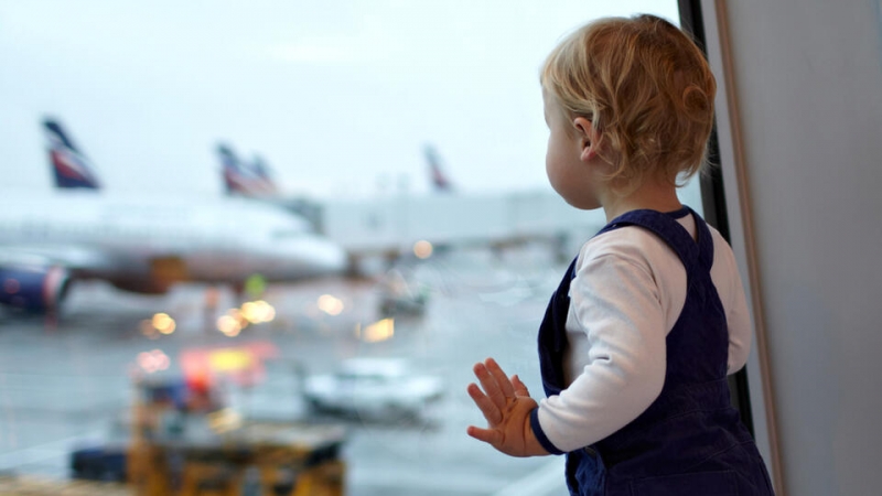 Путешествие с семьей: безопасно ли детям летать на самолетах
