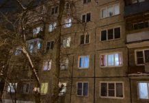 Ребенок выпал из окна пятиэтажки в Твери