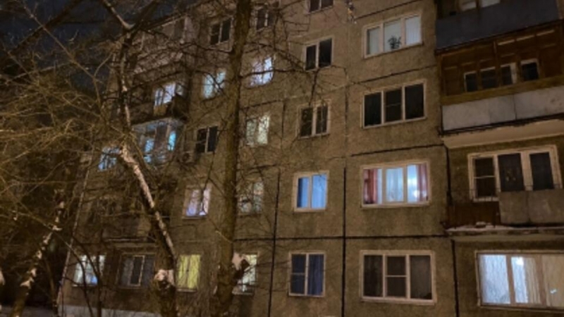 Ребенок выпал из окна пятиэтажки в Твери