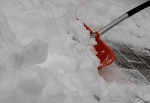 Семилетний школьник в одиночку очистил от снега весь двор