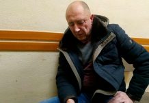 Швырявший детей об пол отец из Омска избежал колонии