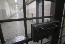 Тренера по теннису посадили за надругательство над 9-летней ученицей