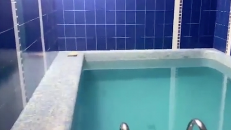 В бассейне отказались от комментариев после отравления детей хлором