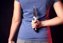 В Иркутске похитительница ребенка напала на полицейского с ножом