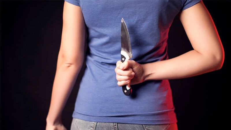 В Иркутске похитительница ребенка напала на полицейского с ножом