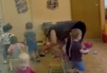 Воспитательницу детсада обвинили в жестокости к детям в Коми