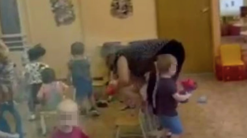 Воспитательницу детсада обвинили в жестокости к детям в Коми