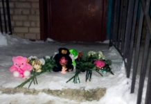 Жители Костромы несут цветы к месту похищения зверски убитой девочки