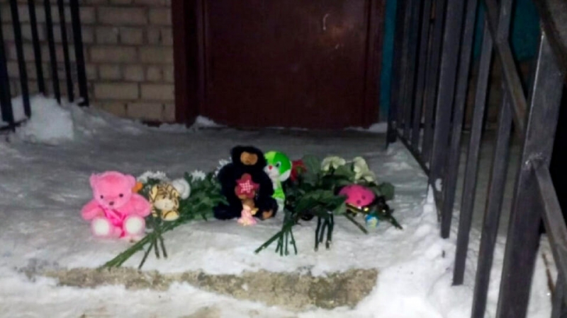 Жители Костромы несут цветы к месту похищения зверски убитой девочки
