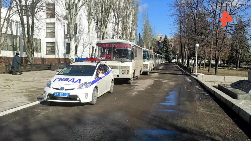 Автобусы увозят женщин и детей из ЛНР после объявленной мобилизации