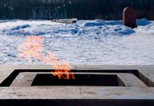 Дети потушили Вечный огонь в Кронштадте