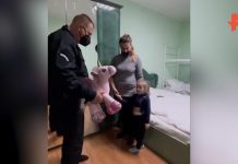 Девочке из Донбасса подарили единорога вместо забытой дома игрушки